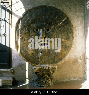 La Bocca della Verita nella chiesa di Santa Maria in Cosmedin, una maschera di pietra che caratterizzano l'oceano o Oceanus Foto Stock