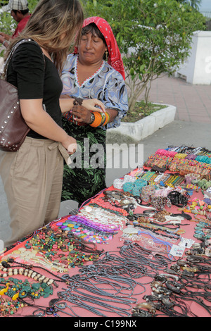 Panama Panama City,casco Viejo,San Felipe,souvenir,regali,Kuna Indian,shopping shoppers negozio negozi di vendita di mercato, negozi business busines negozio Foto Stock