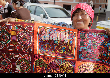 Panama Panama Città, casco Viejo, San Felipe, souvenir, regali, Kuna Indian, mola, shopping shopper acquirenti negozio negozi di vendita al mercato, negozi autobus Foto Stock