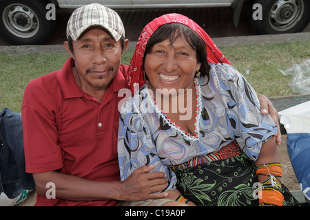 Panama,Latin,America Centrale,Città di Panama,casco Viejo,San Felipe,Kuna Indian,uomo uomo uomo maschio,donna donna donna donna donna,coppia,mercato all'aperto,venditore stallo Foto Stock