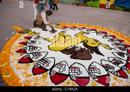 Aztec Ofrenda che rappresenta il livello Iztepetl di Mictlan (ADE), una collina dove il corpo è stato tagliato dai coltelli di selce Foto Stock