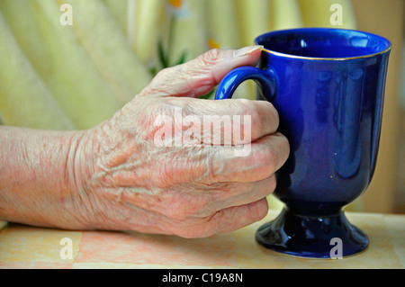 Tazza di un 83-anno-vecchia donna in una vita aiutata residence, Hederpark, Salzkotten, Renania settentrionale-Vestfalia, Germania, Europa Foto Stock