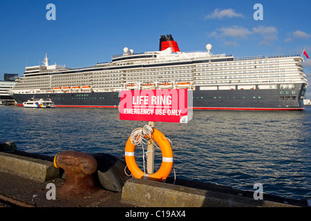 Il lusso 90,900-tonnellata Queen Elizabeth liner ormeggiato a Princes Wharf sulla sua visita inaugurale Foto Stock