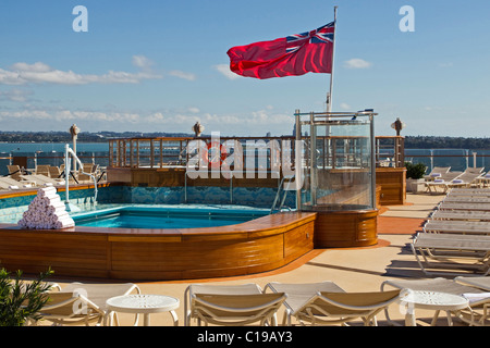 Una delle piscine a bordo della lussuosa 90,900-tonnellata Queen Elizabeth liner ormeggiato a Princes Wharf sulla sua visita inaugurale Foto Stock