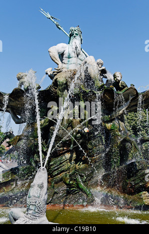 Fontana Neptunbrunnen, Alexanderplatz Berlin-Mitte, Germania, Europa Foto Stock