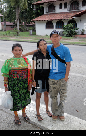 Panama,Latino,America Centrale,Città di Panama,Balboa,strada,marciapiede,Kuaa Indian,mola,donna donna donne,uomo uomini maschio,coppia,madre,genitore,genitori,figlio,ragazza Foto Stock