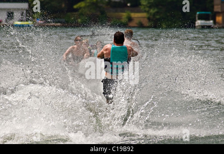 L'uomo dietro una barca su un sci da slalom appena tirati fuori dall'acqua. Foto Stock