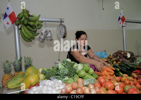 Panama Panama Città di Panama, Ancon, Mercado Público, mercato pubblico, mercato agricolo coperto, venditori, bancarelle stand mercato di acquisto vendita, vendita, shopping Foto Stock