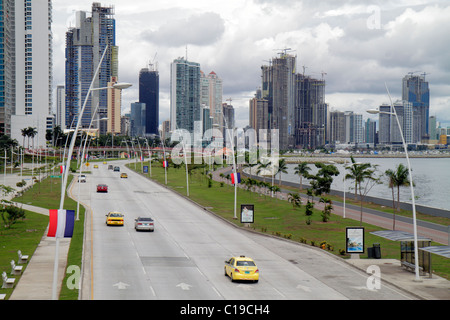 Panama,Latino,America Centrale,Città di Panama,Cinta Costera,Coastal Beltway,Bahia de Panama,Oceano Pacifico,acqua,Balboa Avenue,skyline,grattacielo alto Foto Stock