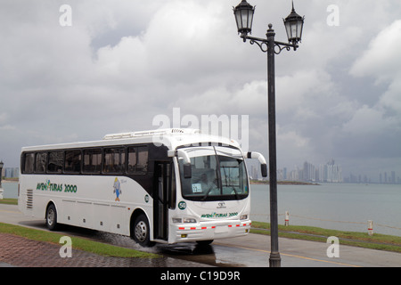 Panama,America latina,America centrale,Città di Panama,Via Causeway Amador,Calzada de Amador,Bahia de Panama,canale di Panama,parcheggio,autobus turistico,pullman,tour,veicolo,skyl Foto Stock