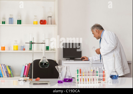 Scienziato che lavora in un laboratorio Foto Stock