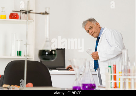 Scienziato che lavora in un laboratorio Foto Stock