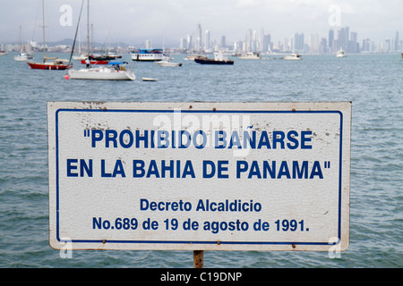 Panama,Latino,America Centrale,Città di Panama,Via Causeway Amador,Calzada de Amador,Bahia de Panama,canale di Panama,Isla Perico,cartello,avvertimento,statuto,legge,nuoto Foto Stock