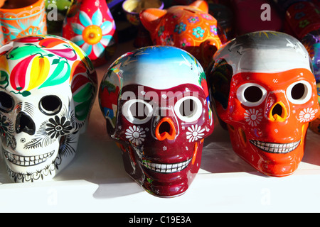 Teschi azteca Mexican Giorno dei Morti artigianato colorato Foto Stock