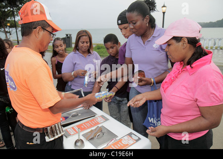 Panama Città di Panama, Amador, canale di Panama, strada, venditore venditori mercato stand mercato, gelateria bar, pop cicle, trattamento, snack, nero africano ispanico, uomo me Foto Stock