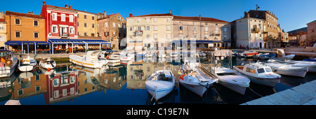 Cherso Città Vecchia porto con piccolo locale fising barche, isola di Cres, Croazia Foto Stock