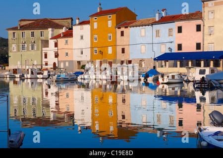 Cherso Città Vecchia porto con piccolo locale fising barche, isola di Cres, Croazia Foto Stock