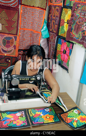 Panama Panama Panama City,Viejo,Ruinas Panama la Vieja,negozio,negozi,aziende,quartiere,artigianato,Kuna Indian,mola,shopping shopping shopping negozi mercato buyi Foto Stock