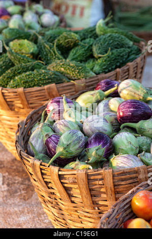 Melanzane / melanzana , i pomodori e il gourd Amaro in cesti in un mercato indiano. Andhra Pradesh, India Foto Stock