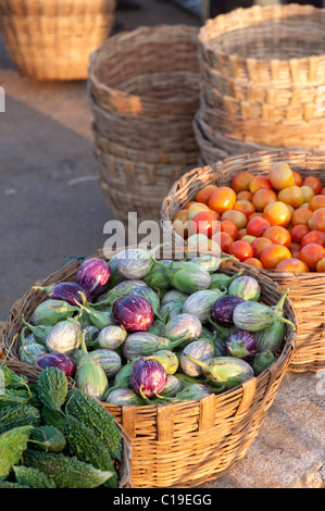 Melanzane / melanzana , i pomodori e il gourd Amaro in cesti in un mercato indiano. Andhra Pradesh, India Foto Stock