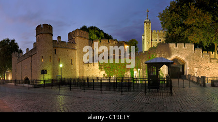 LONDRA, Regno Unito - 10 OTTOBRE 2009: Vista notturna della Torre di Londra Foto Stock