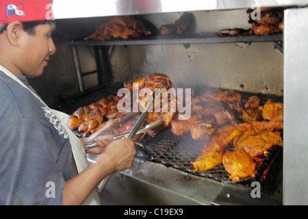 Panama,Latin,America Centrale,Città di Panama,Viejo,Street food,venditori venditori bancarelle stand mercato, mercato, grigliatura, pollo, Kuna Indian,in Foto Stock