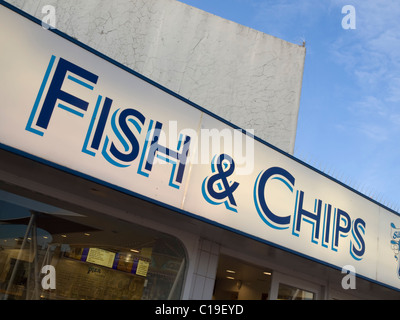 Esterno segno luminoso di pesci di grandi dimensioni e di chip il negozio e il ristorante sul molo di ingresso a Southport, Lancashire Foto Stock