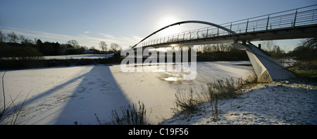 Il Millennium Bridge oltre il fiume congelato Ouse in York, North Yorkshire, Inghilterra. Foto Stock