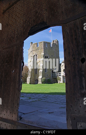 La torre sud del castello di Stokesay dal portone d'ingresso in The Gatehouse Shropshire, Inghilterra, Regno Unito Foto Stock