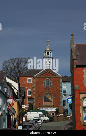 Il castello di vescovi High Street e il Municipio, Shropshire, Inghilterra, Regno Unito Foto Stock