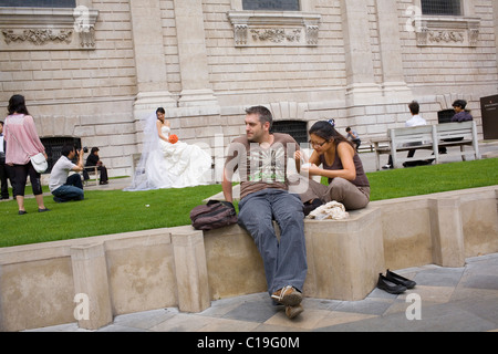 Un bride asiatico è fotografato nel parco di Saint Paul Cathedral. Foto Stock