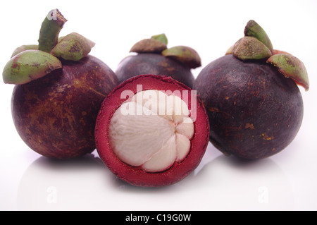 Mangosteen frutta e sezione trasversale mostrante la viola spessa pelle e polpa bianca della regina della frutta. Foto Stock