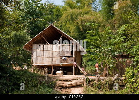 Vecchia capanna di bambù nel villaggio sul Mekong Siver. Laos Foto Stock