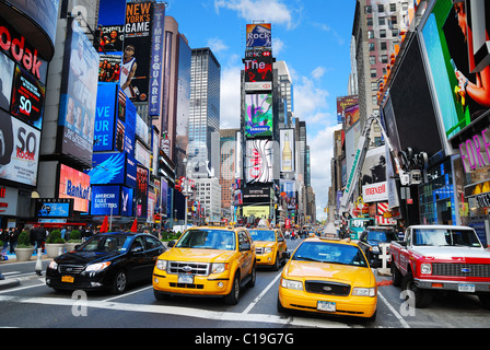 Times Square, in primo piano con i Teatri di Broadway e il LED di segni, è un simbolo della città di New York Manhattan e gli Stati Uniti Foto Stock