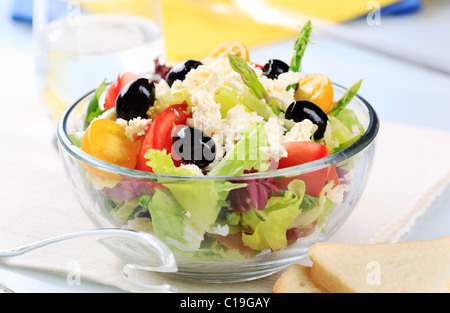 Fresca insalata greca in una ciotola di vetro Foto Stock