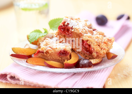 Fette di gustosa torta di prugne fatta con farina di grano duro Foto Stock