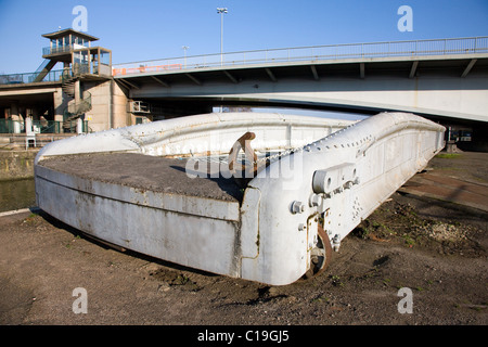 In disuso ponte oscillante progettata da Brunel a Cumberland Bacinella sul porto di galleggiante di Bristol, nella parte anteriore del nuovo ponte girevole Foto Stock