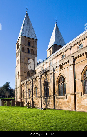 Southwell Minster nel Nottinghamshire con la sua insolita pepe piatto torri romaniche unica nel suo genere in Gran Bretagna Foto Stock