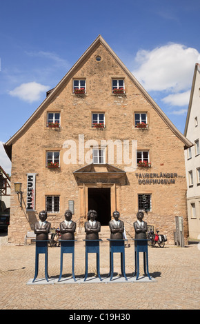 Weikersheim, Baden-Württemberg, Germania. Sculture di Guido Messer da Tauberland museo nella città medievale sulla Strada Romantica Foto Stock