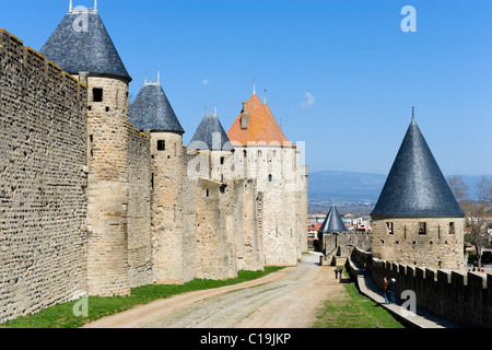 Le pareti interne nei pressi della Porte Narbonnaise nella città medievale (CITE) di Carcassonne, Languedoc, Francia Foto Stock