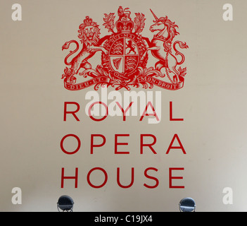 Segno in ingresso della Royal Opera House come si vede da Covent Garden. Foto Stock