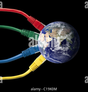 Mondo connesso - colorati cavi di rete cablata per il globo terrestre. (Terra mappa cortesia della NASA http://visibleearth.nasa.gov) Foto Stock