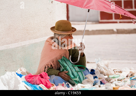 Anziana signora boliviana vestito in abiti tipici con cappello bowler, Huari, Bolivia, Sud America. Foto Stock
