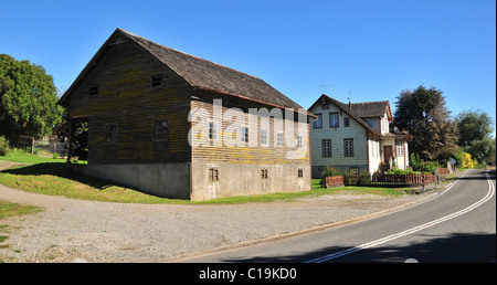 Blue sky vista stradale di Chilean-German house e grande fienile in legno con la parete e tegole, vicino Frutillar, Cile Foto Stock