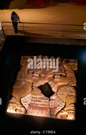 Persona che guarda la scultura Tlaltecuhtli nel Museo Templo Mayor, Città del Messico Foto Stock