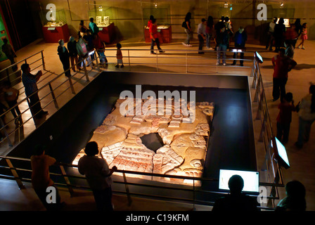 La gente alla scultura Tlaltecuhtli presentano nel Museo Templo Mayor, Città del Messico Foto Stock