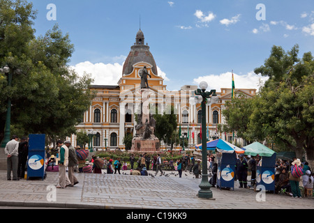 Vista del Congreso de la República palazzo visto attraverso la Plaza Murillo, La Paz, Bolivia, Sud America. Foto Stock