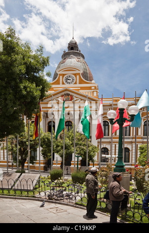 Vista del Congreso de la República palazzo visto attraverso la Plaza Murillo, La Paz, Bolivia, Sud America. Foto Stock