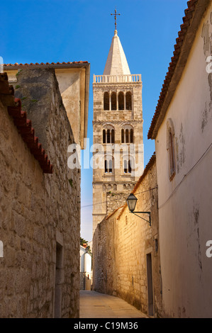 Fine Roanesque Torre Campanaria del Duomo di Santa Maria la grande (Crkva svete Marije Velike). Isola di Rab, Craotia Foto Stock