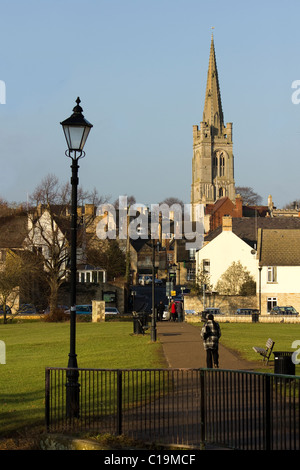 Vista su tutta la città di Prati a Stamford con la torre della chiesa di Tutti i Santi in background, Stamford, Lincolnshire Foto Stock